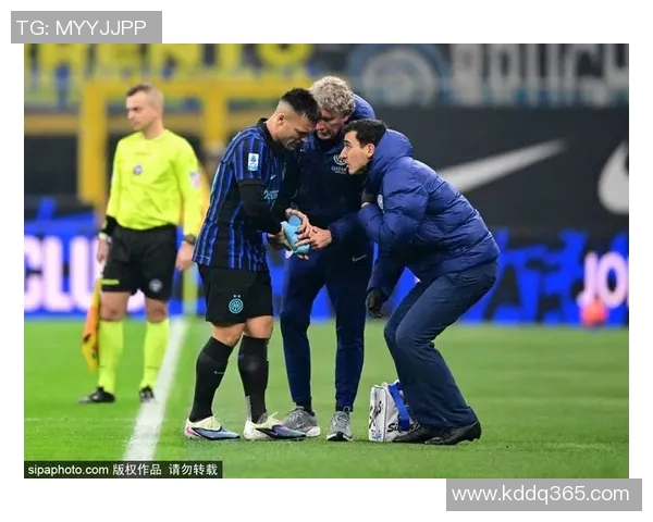 足球明星韧带撕裂瞬间曝光引发球迷热议与伤病防护讨论